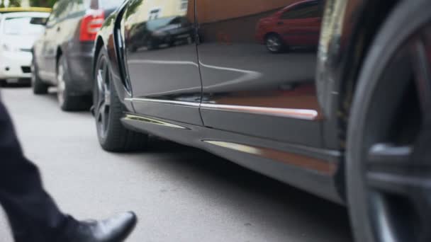 Бізнесмен Потрапляє Розкішний Автомобіль Їде Додому Після Робочого Дня Транспорт — стокове відео