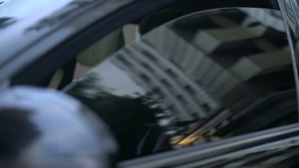 Σοβαρή Επιχείρηση Άνθρωπος Που Κάθεται Στο Αυτοκίνητο Σας Περιμένει Στο — Αρχείο Βίντεο