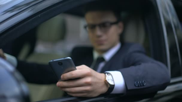 Man Zakelijke Kleding Texting Smartphone Glimlachend Zittend Auto — Stockvideo