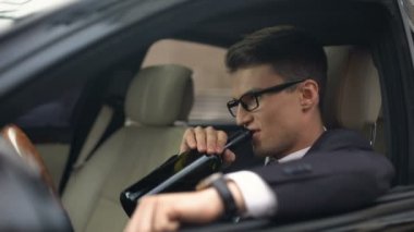 Araba, kaza riski, stresli iş dinlenirsem şarap içip sarhoş işadamı