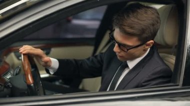 İş adamı yeni dokunmaktan satın otomobil ayrıntıları, premium sınıf Oto, memnuniyeti
