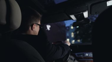 Arabada oturan gece, yağışlı hava, kötü ruh düşünceli işadamı