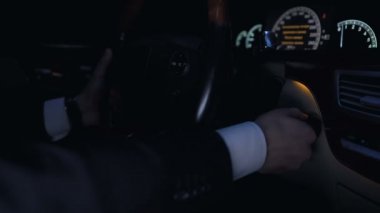 Adam araba ve motor, istemci için bekleyen taksi şoförü kapatır durdurma