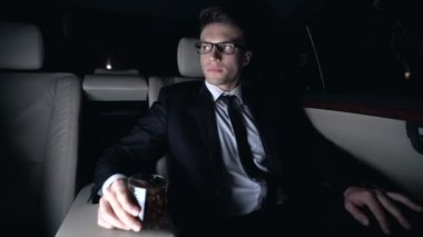 Arka koltuğunda araba, iş gezisi elit brandy bardak içme milyoner
