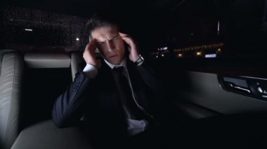 Eve, güçlü baş ağrısı, stresli iş araba tapınaklarda masaj işadamı