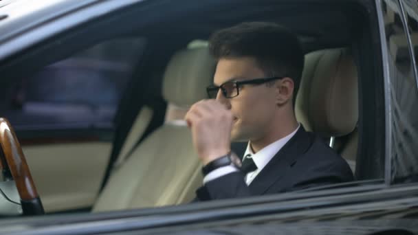 ビジネスとして重点を置かれた仕事の後疲れて車の中に座ってメガネを脱いでの男 — ストック動画