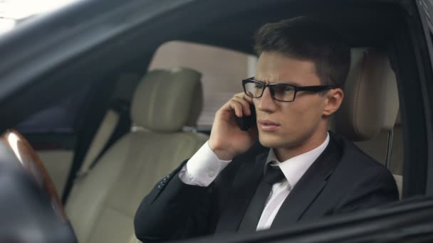 Бизнесмен Выбрасывает Телефон Окна Машины После Телефонного Звонка Плохие Новости — стоковое видео
