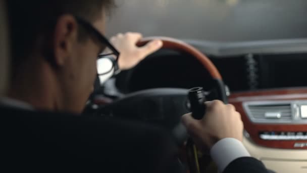 不安的商人坐在车里拿着酒瓶 不负责任的驾驶 — 图库视频影像