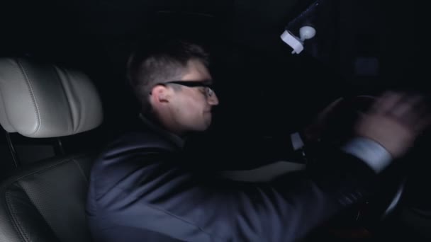 愤怒的商人疯狂地击中方向盘在汽车在夜间 — 图库视频影像