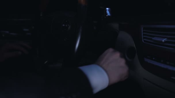 ビジネス クラス夜タクシーで車のエンジンを始動させている男の手をクローズ アップ — ストック動画