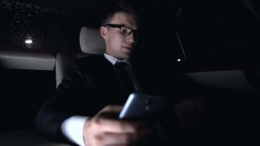 İşadamı manifatura ve araba, zaman yönetimi hasar, izle geç bakarak