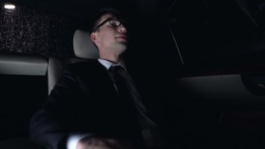 Trafik sıkışıklığı, önemli toplantı için geç izle bakarak gergin işadamı