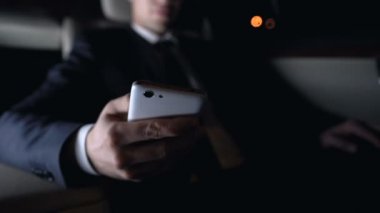 Eve, yeni mobil uygulama, sürüş sırasında alışveriş online işadamı yakın çekim