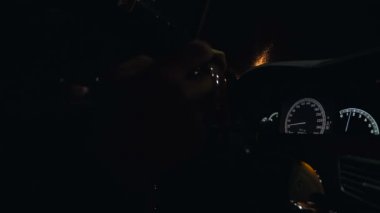 Dostum araba sürüş tekerlek dönme yağmurlu gece, ışıklar ve otomatik kontrol panelinden