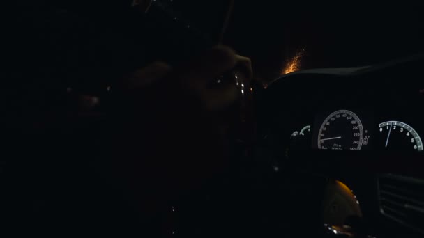 Homem Que Conduz Carro Roda Girando Noite Chuvosa Luzes Painel — Vídeo de Stock