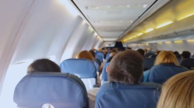 Küçük rahatsız uçak koltuklarda, düşük maliyetli havayolu seyahat eden insanlar