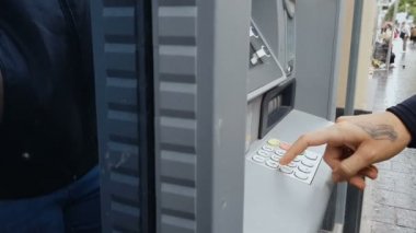 Erkek el PIN kodunu girme atm makine, nakit para çekme, ödeme, tasarruf