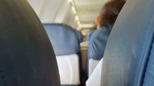 飞机上的蓝色座椅 不舒服的飞行 低成本的公司 经济舱 — 图库视频影像