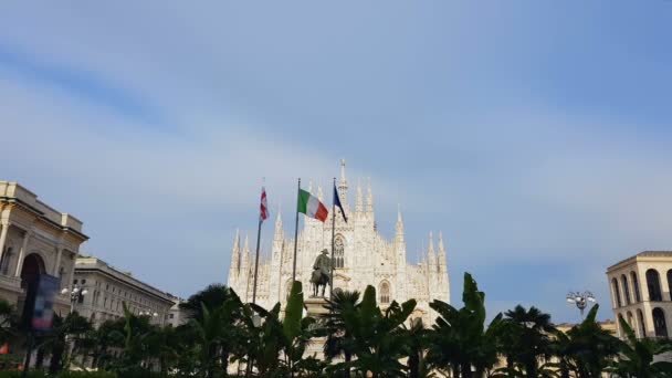 ドゥオーモ広場ミラノ大聖堂の前にヴィットーリオ エマヌエーレの像 — ストック動画