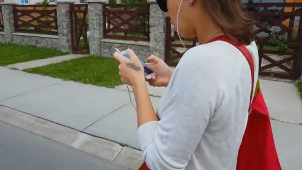 Oortelefoons Van Vrouwelijke Student Zoek Smartphone App Straat Leven Gevaar — Stockvideo