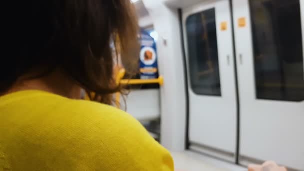 Mujer Blusa Amarilla Llegar Casa Tren Estilo Vida Monotonía Transporte — Vídeo de stock