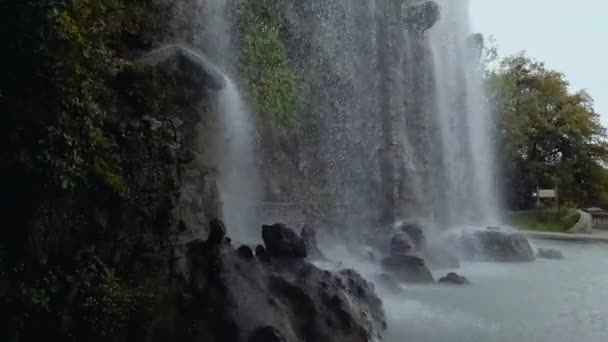 Wasserströme Von Schönen Burgberg Mann Mädchen Wasserfall Umwelt Tourismus — Stockvideo