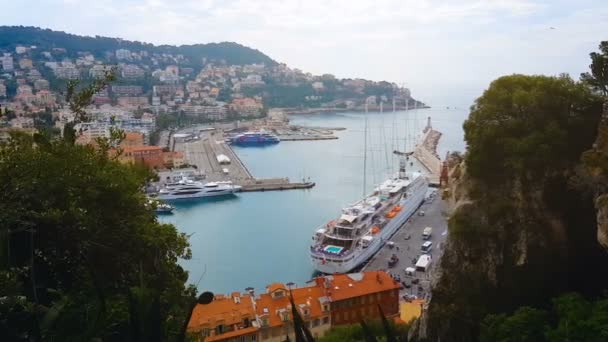 Корабли Яхты Ницце Зеленые Деревья Холме Красивый Городской Пейзаж Франция — стоковое видео