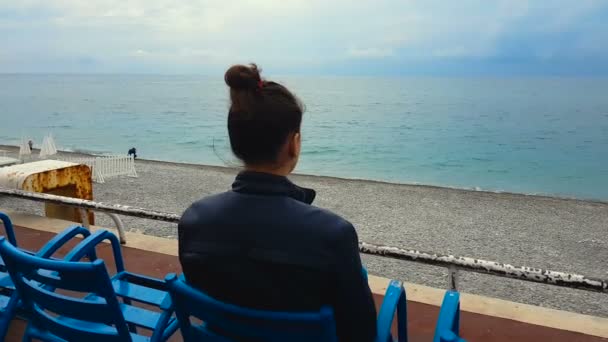 Mujer Sentada Playa Vacía Junto Mar Relajándose Vacaciones Soledad Tristeza — Vídeo de stock