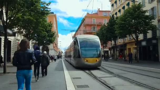 City Tåg Som Går Järnvägar Miljövänliga Fordon Människor Nice Street — Stockvideo