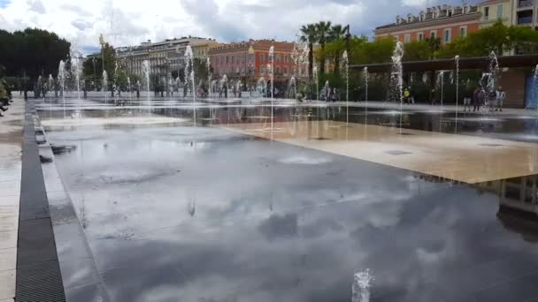 Kühlende Wasserstrahlen Des Spiegelbrunnens Miroir Deau Schöner Französischer Freizeitgestaltung — Stockvideo