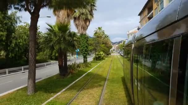 Pěkný Vlak Dál Železnice Podél Zelené Stromy Přeprava Cestujících — Stock video