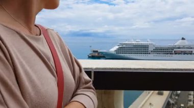 Pahalı gemi, zengin ve yoksul arasındaki uçurum bakarak yıpranmış giysileri kızı