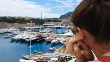 Bağlantı noktası, zenginlik boşluğu, ulaşılamaz lüks pahalı yatlar bakarak kadın