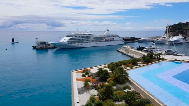 地中海酒店屋顶上的游泳池 背景是游艇 — 图库视频影像