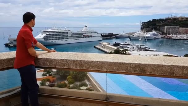 Turist Vistas Terrass Lyxhotell Och Observera Hamn Med Båtar — Stockvideo