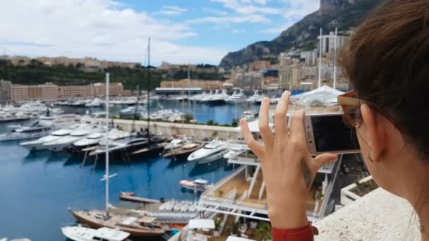 観光女の子は 地中海の港のヨットでスマート フォンを使用しての写真を撮影 — ストック動画
