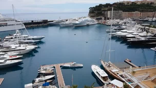 地中海度假村港口昂贵的游艇为游客提供海上航行 — 图库视频影像