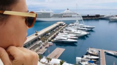 Kız adlı arıyor liner otel terasından gemiye biniş beklerken cruise