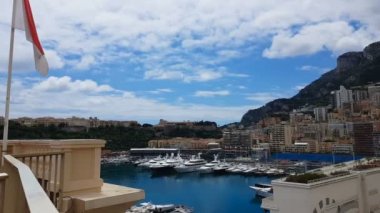 Monaco bayrağı otel terasında, turistler için kıyı şehirde konaklama Kiralık