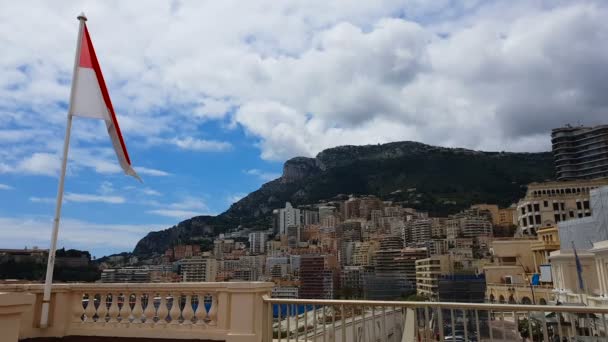 Bandiera Monaco Sventola Sullo Sfondo Del Paesaggio Urbano Montagna Resort — Video Stock