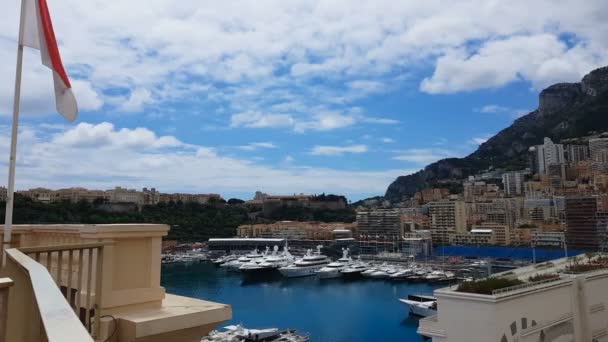 Monaco Flagge Auf Hotelterrasse Vermietung Von Unterkünften Der Küstenstadt Für — Stockvideo