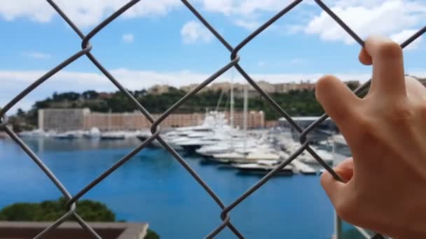 Uomo Vede Yacht Dietro Recinzione Gli Sguardi Ufficiali Corrotti Sui — Video Stock