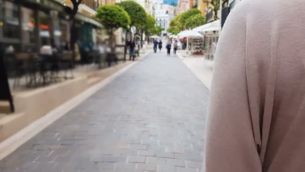 Γυναίκα Περνώντας Από Εστιατόρια Και Τουριστικά Μαγαζάκια Περπάτημα Γύρω Από — Αρχείο Βίντεο