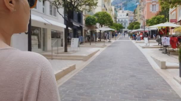 Junge Frau Die Durch Die Straßen Mit Geschäften Geht Auf — Stockvideo