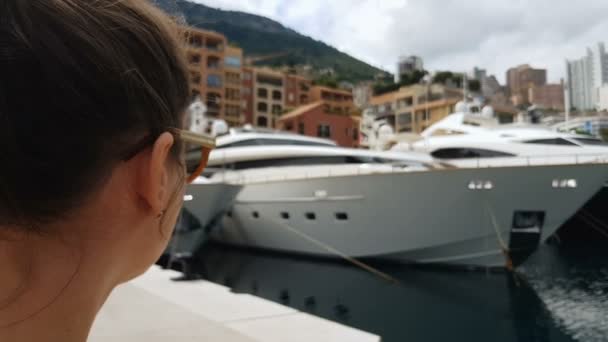 Νεαρή Γυναίκα Παρατηρώντας Σκάφη Στο Λιμάνι Τουριστικό Χαλαρώνοντας Στο Παραθαλάσσιο — Αρχείο Βίντεο