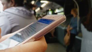 Adam smartphone binme otobüs, 24 saat Durumu süre içinde e-posta okuma