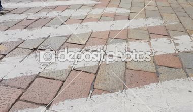 Birkaç kişi Arnavut kaldırımlı yol geçiş zebra, trafik ihlali, emniyet konsepti