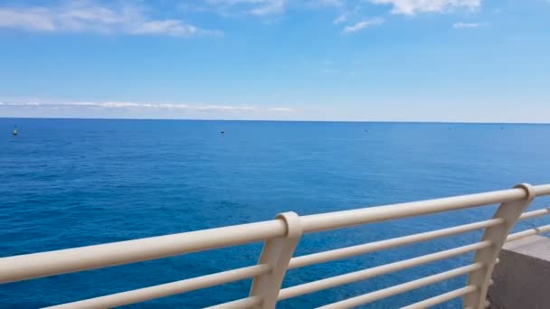 游客在邮轮上层甲板上行走 干净的蓝色大海 生态概念 — 图库视频影像