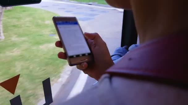 Toeristische Lezen Van Instructies Smartphone Voor Zelf Geleide Tour Rijden — Stockvideo