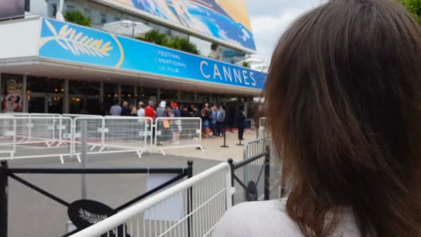 フェンス カンヌ国際映画祭 クローズ アップの背後にあるアイドルを待っている女性ファン — ストック動画